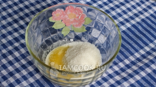 Соединить масло и сахар