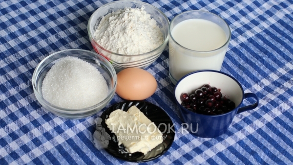 Ингредиенты для маффинов с черной смородиной