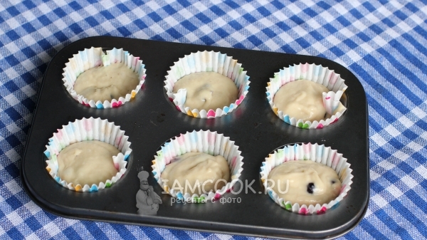 Переложить тесто в формочки