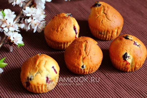 Готовые маффины с черной смородиной
