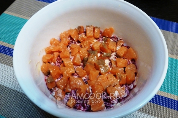 Положить слой рыбы