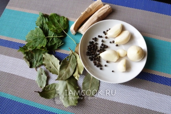 Подготовить специи, зелень и чеснок