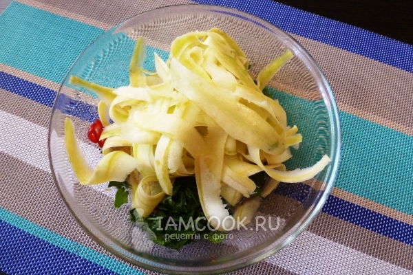 Положить кабачки в маринад