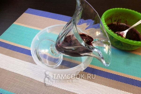 Влить чернику в бокал