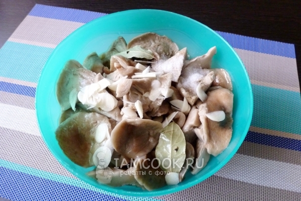 Добавляем чеснок, хрен и лавровый лист