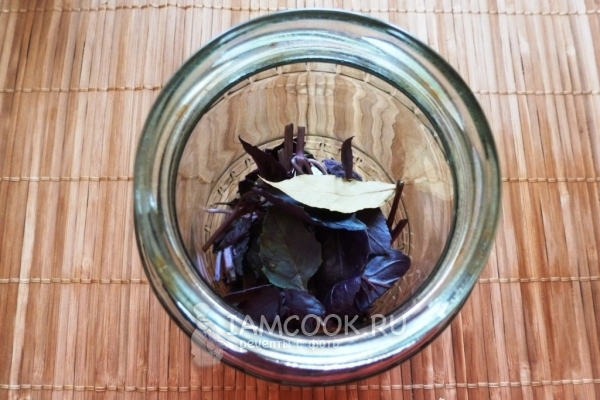 Базилик и лаврушка в банке