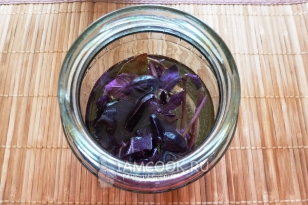 Залили уксусом листья базилика