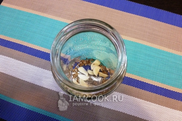 Положить в банку чеснок и укроп