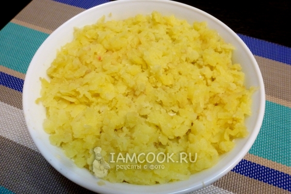 Положить слой картофеля