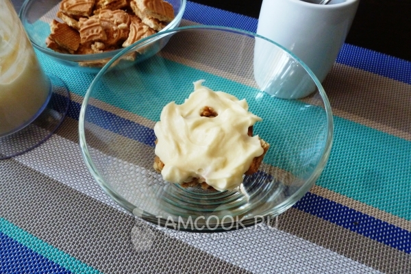 Положить на печенье крем