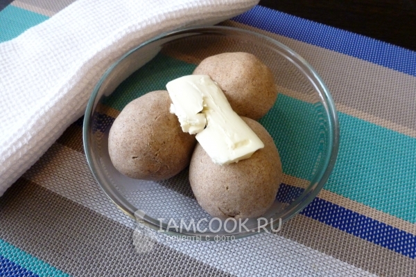 Смазать пирожки маслом