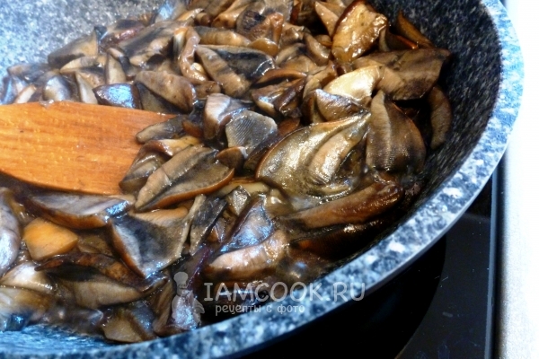 Положить грибы на сковороду