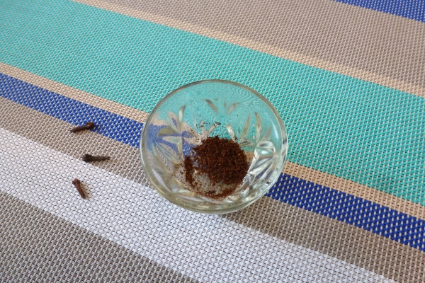 Измельчить гвоздику в порошок