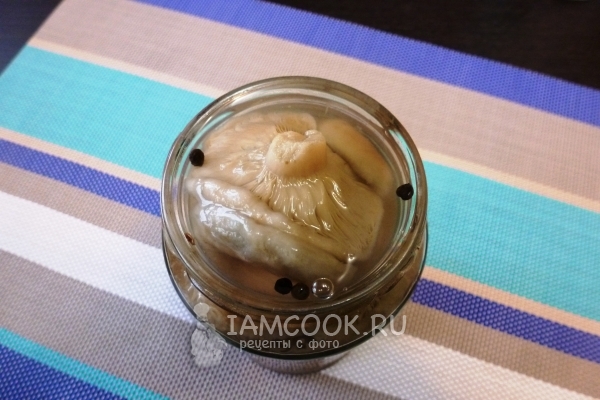 Положить в банку грибы с маринадом