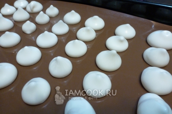 Выложить белок на противень