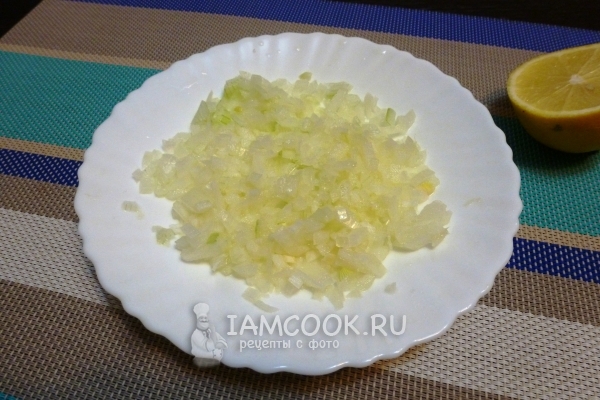 Полить лук соком лимона