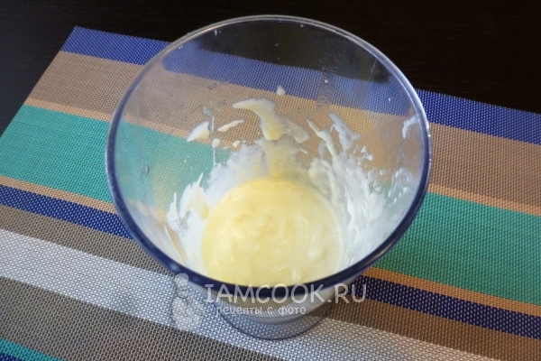 Взбить соус в блендере