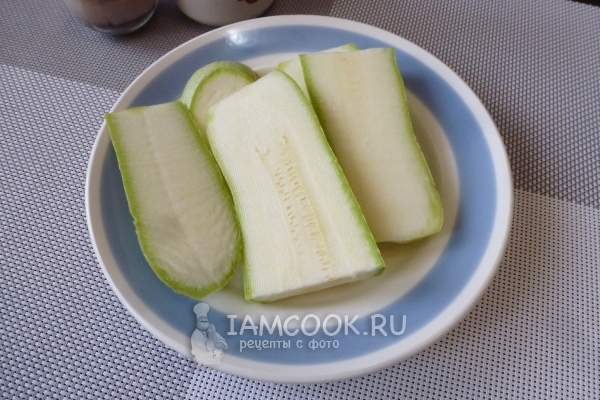 Нарезать кабачок на полоски