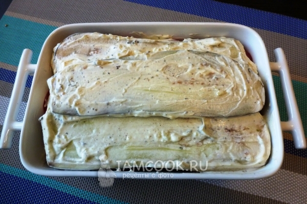 Выложить все слои баклажанов и помидоров