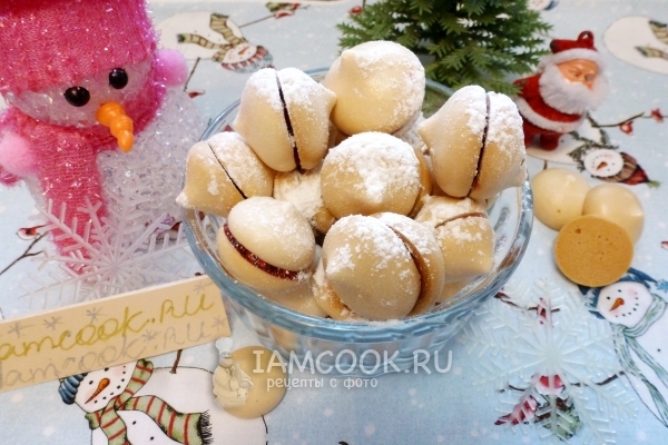 Фото вегетарианского безе с малиной из нутового отвара