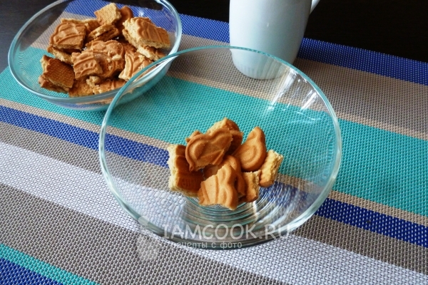 Положить в креманку печенье