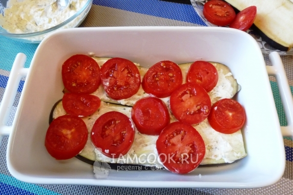 Положить колечки помидоров