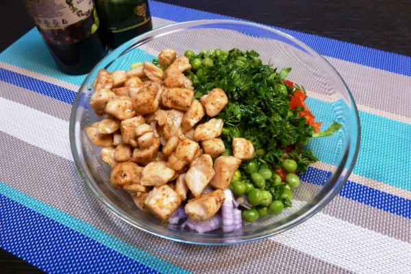 Положить зелень и мясо