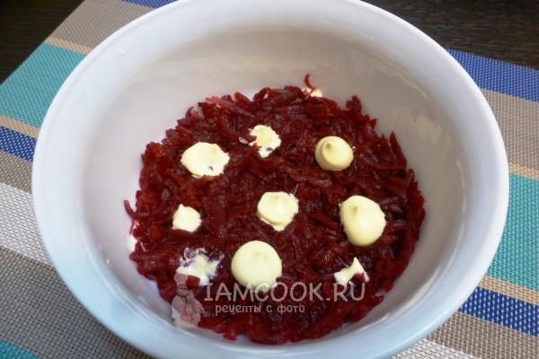 Положить слой свеклы с майонезом