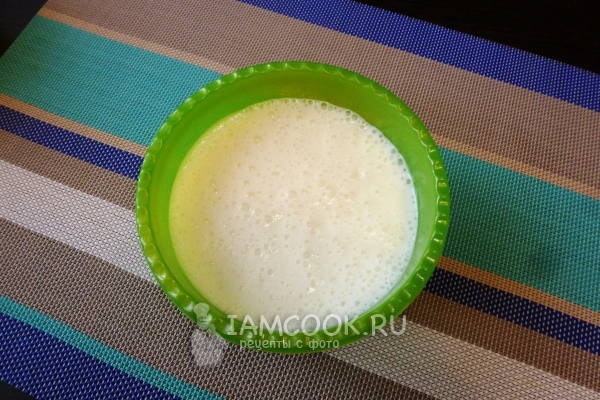 Размешать кефир с сахаром