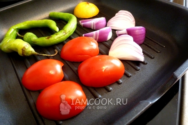 Положить овощи на сковороду