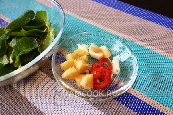 Очистим и нарежем овощи