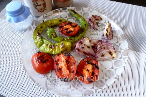 Выложить овощи на тарелку