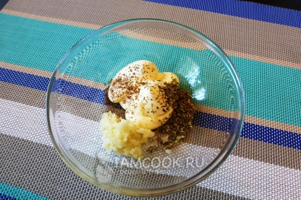 Соединить майонез с чесноком и специями