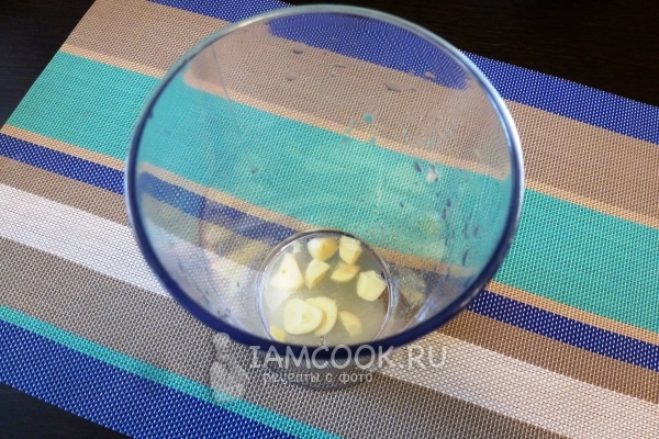 Соединить масло, сок лимона и чеснок