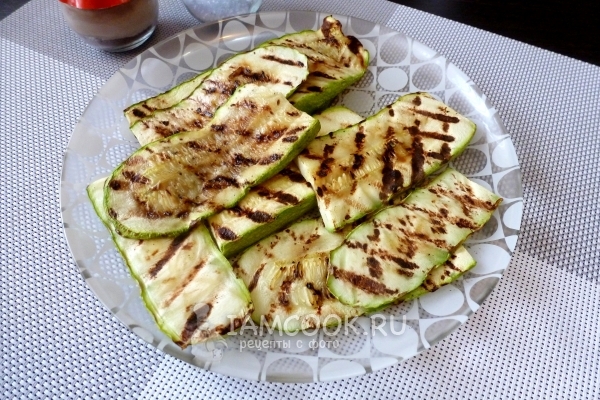 Выложить кабачки на тарелку