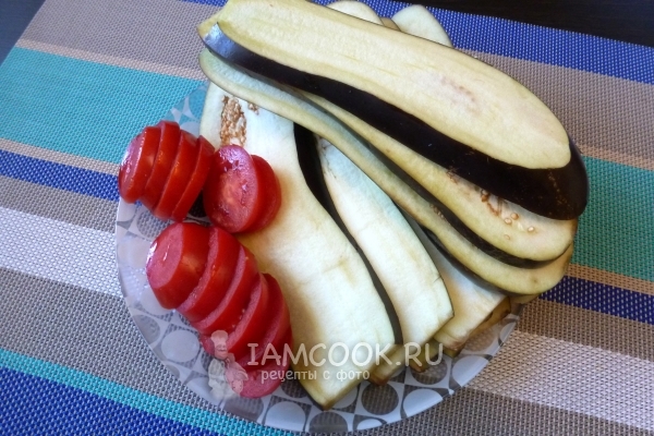 Порезать баклажаны и помидоры