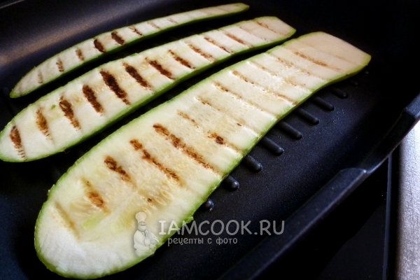 Положить кабачки на сковороду