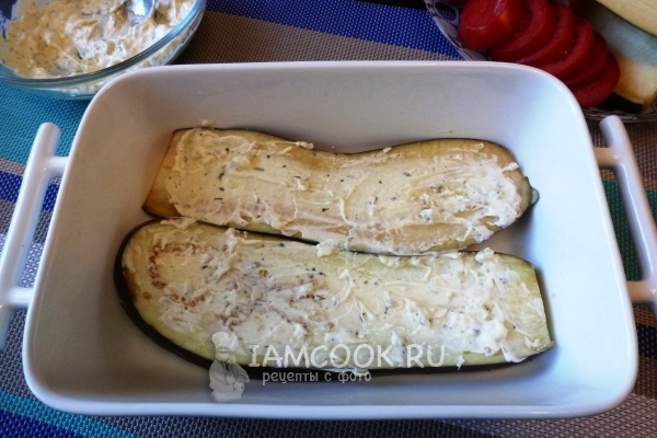 Смазать баклажаны майонезной смесью
