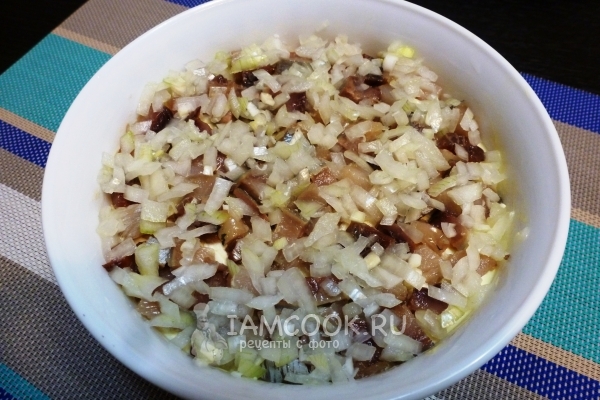 Положить слой лука