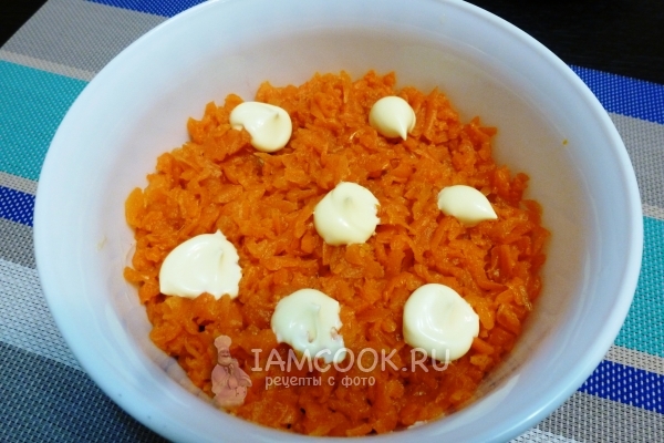 Положить слой моркови с майонезом