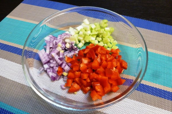 Порезать сельдерей, перец и лук