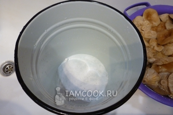 Всыпать в ведро соль