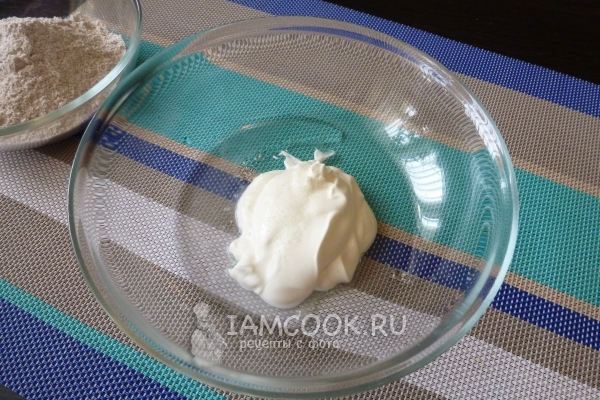 Соединить сметану с водой