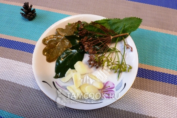 Добавить травы и чеснок