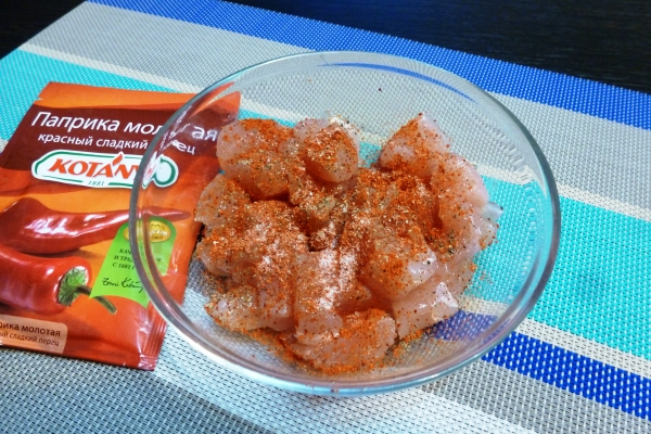 Всыпать к мясу специи и соль