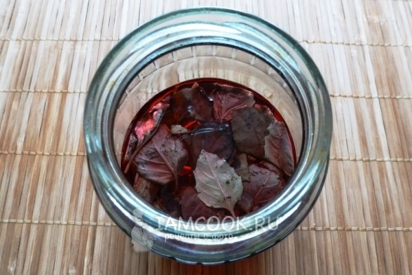 Настоявшийся базиликовый уксус