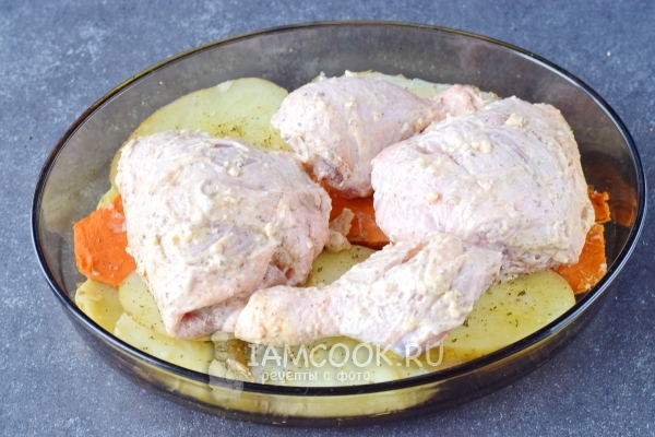 Положить на овощи курицу