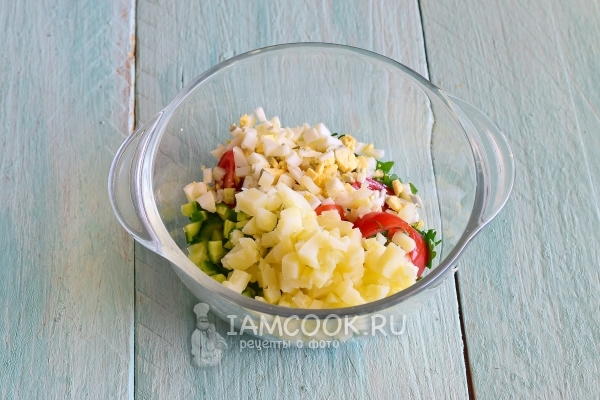 Соединить овощи с картофелем и яйцами