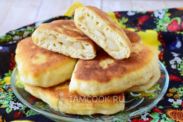 Фото жареных пирожков с яблоками на сковороде