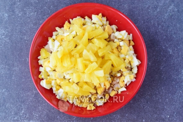 Добавили яйца и ананас в миску